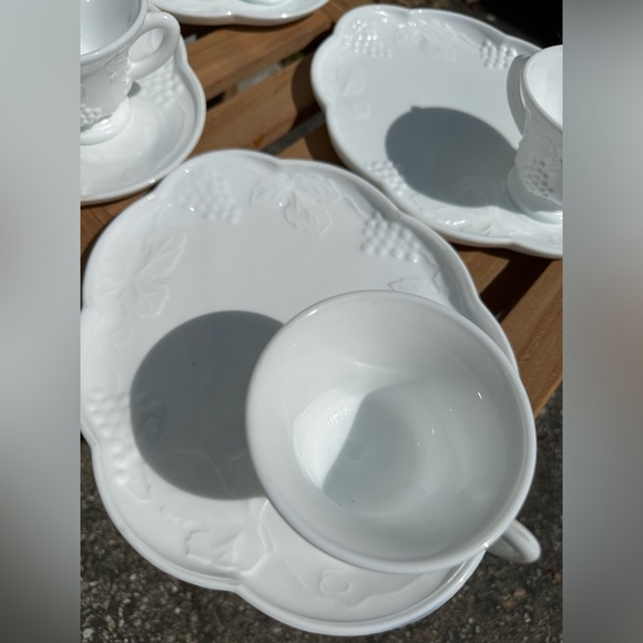 Milk Glass White Harvest Grape Snack Luncheon Cup & Plate Sets-8 Pieces-Vintage - Picture 4 of 6